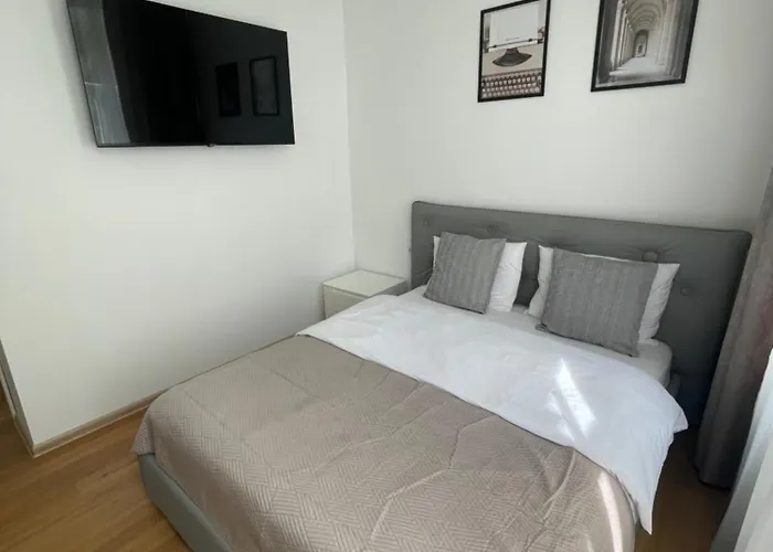 Daire River House Center *